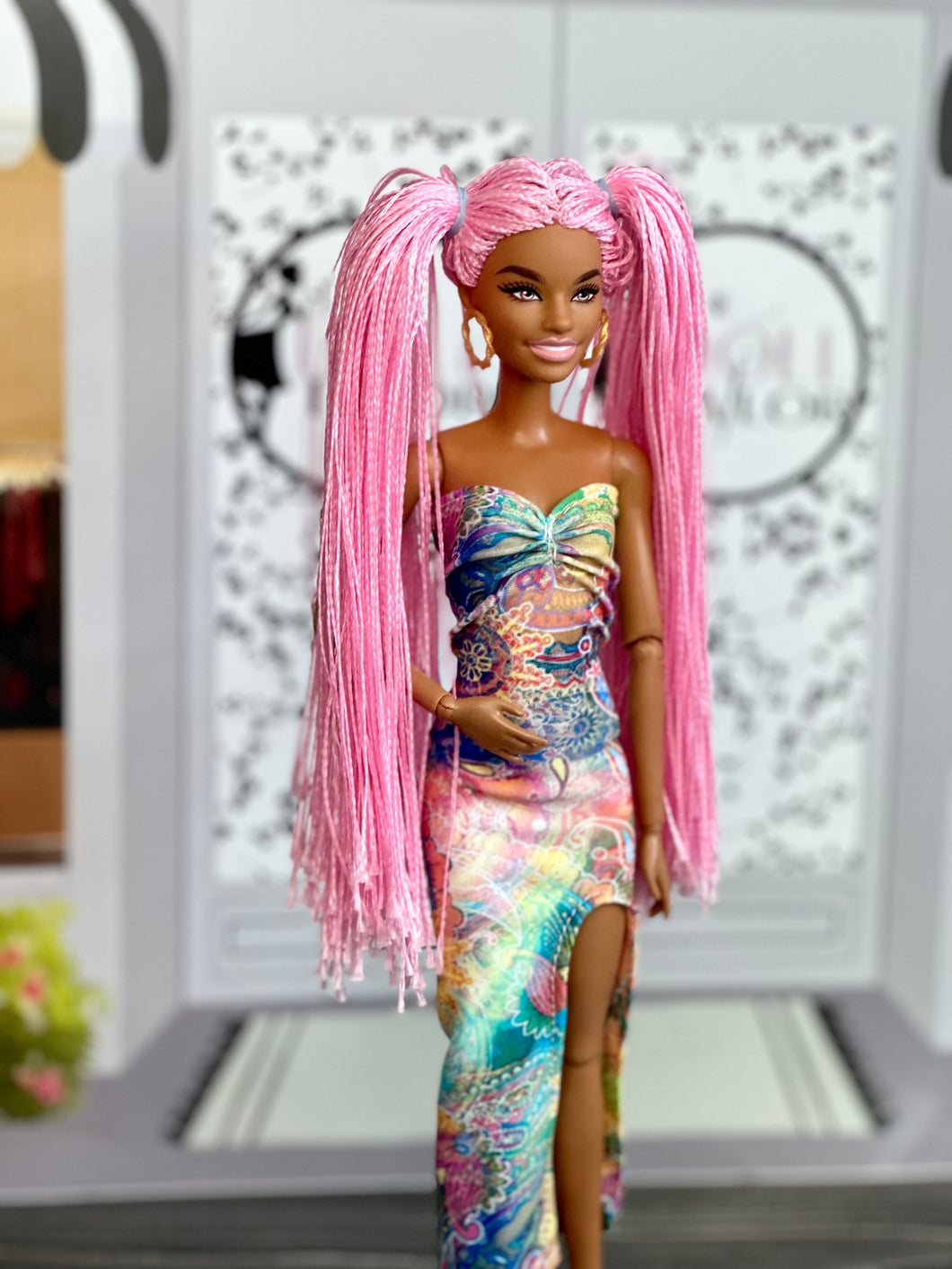 barbie pink beach dress Palm Beach Coral Barbie is ready for an elegant evening out with her stunning coat dress featuring cascading coral branches accented with vibrantly colored beads. It opens up to reveal a lovely