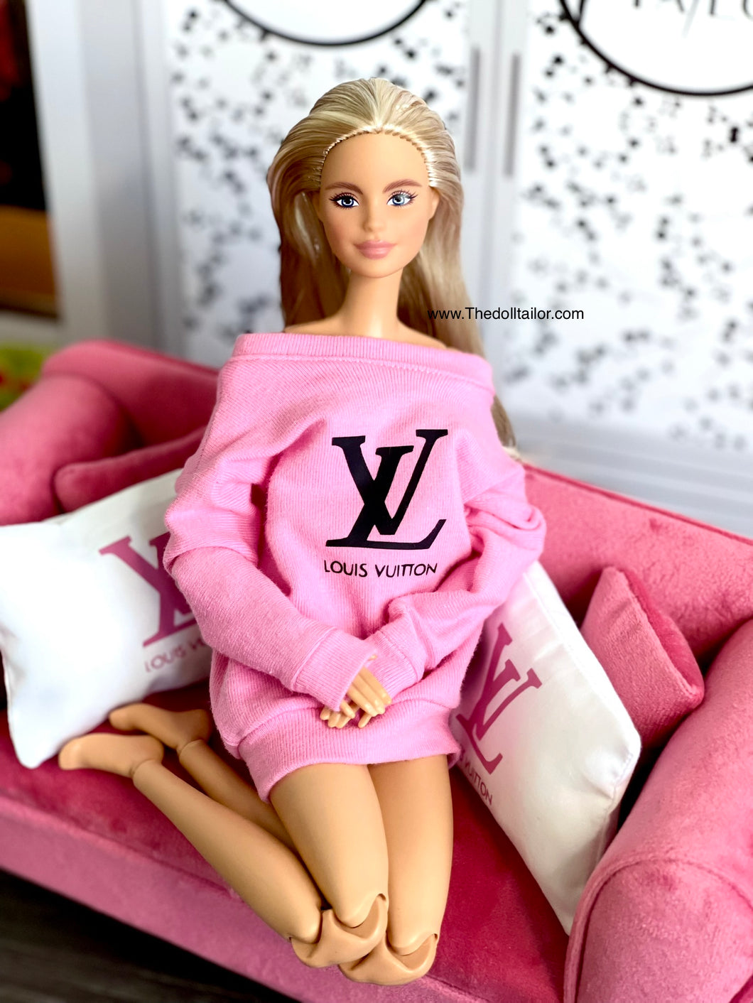 Middeleeuws Perforeren gastvrouw Pink sweater for Barbie doll with Logo – The Doll Tailor
