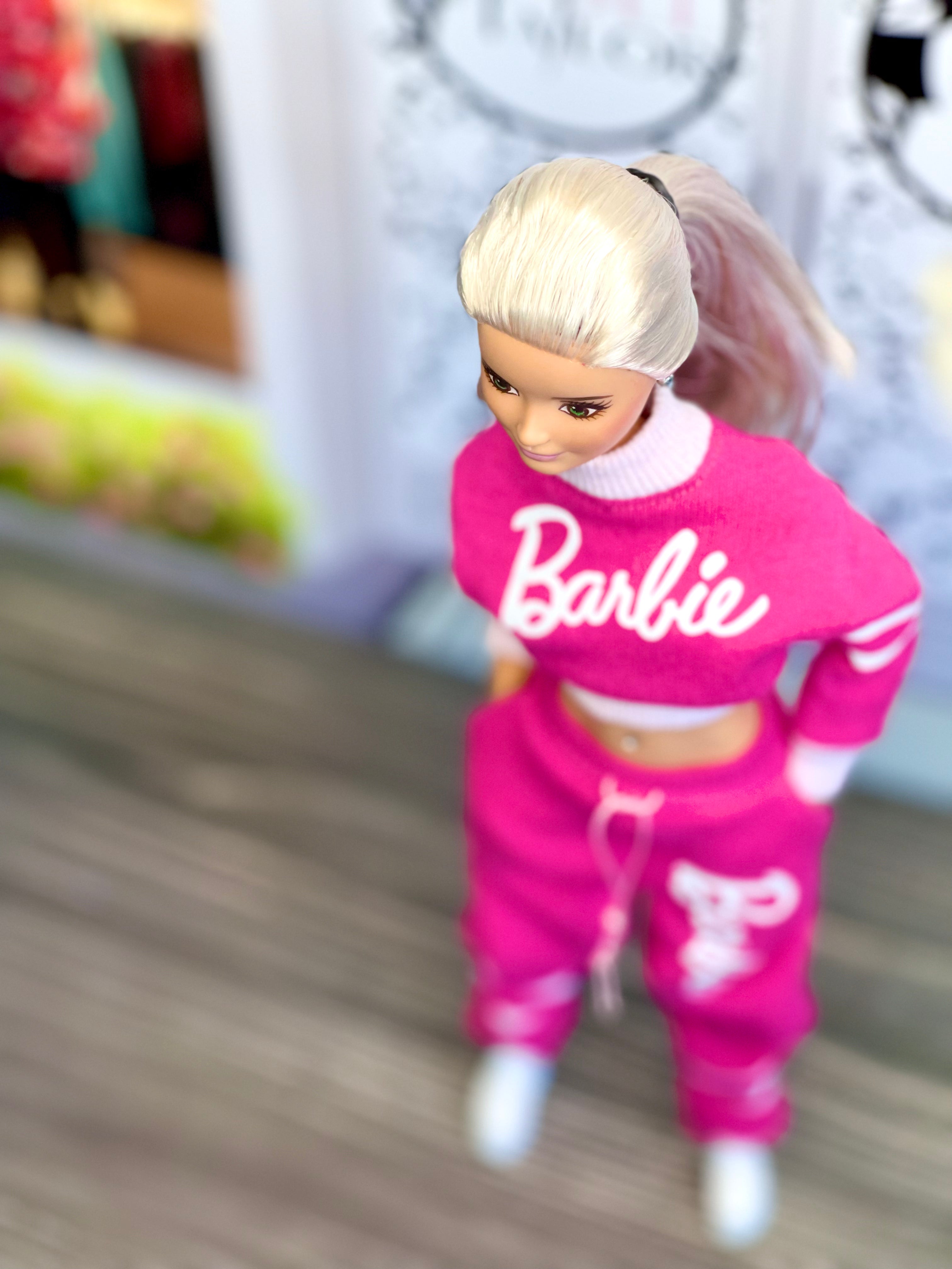 Pink sweatpants and sweatshirt for Barbie doll with logo – The 
